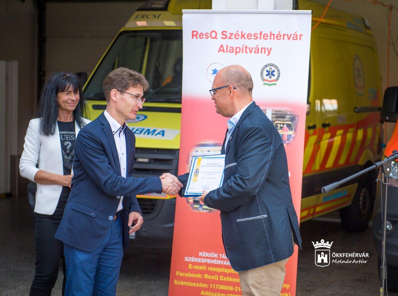 Új mentőautó átadása a fehérvári mentőállomáson